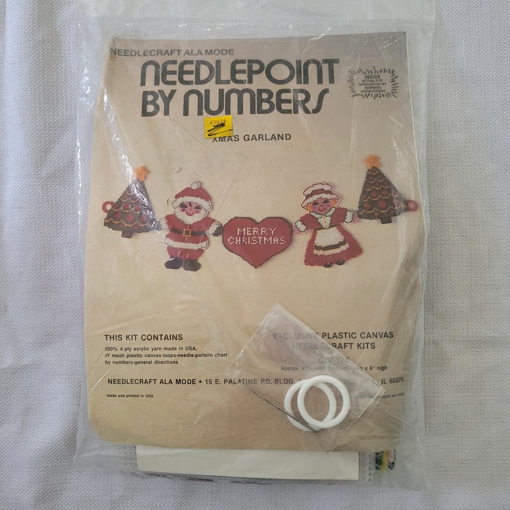 Needlecraft Needlepoint Kit Red Xmas Garland Santa Clause Christmas Holiday